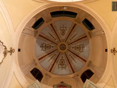 Alziamo ora lo sguardo per ammirare l�interno della cupola. La parte laterale � scandita da lesene che delimitano le due grate dalle quali i monaci seguivano la messa...